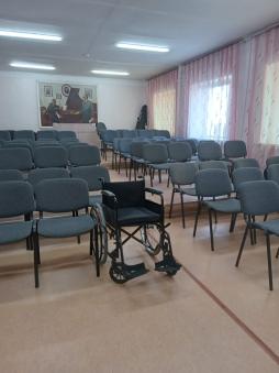 Зрительный зал оснащен кресло-коляской для посетителей